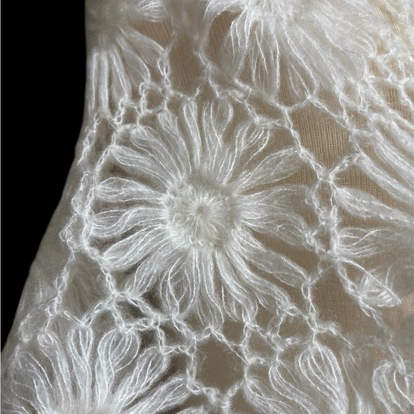 Vintage 1930’s Elegant Soft White Crochet Shawl - Picture 4 of 5